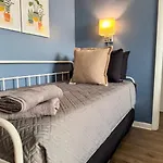 4 Apartments 7 Bedrooms With 23 Beds And Parking Wifi