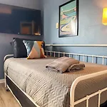 4 Apartments 7 Bedrooms With 23 Beds And Parking Wifi